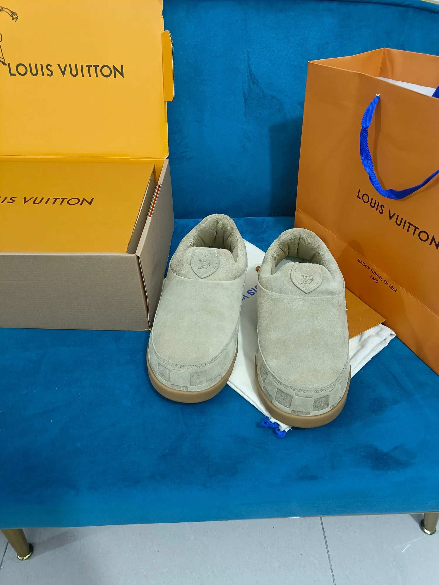 👟👟Ex-factory price 640👟👟 LV YETI slip-on shoes, based on suede cow leather, partially embossed with Nigo's reinterpretation of LV Damier pattern, cleverly echoing the Chinese tradition of taking off shoes when entering the house, and the "small feet" aesthetic is integrated into Chinese street genes. The palm-printed rubber outsole hides the LV letters and Monogram flowers. The exquisite craftsmanship made in Italy shows the brand's heritage in a comfortable slip-on style. The reservation mode adds a unique style, it is traditional and trendy, and it is suitable for couples aged 35-45.